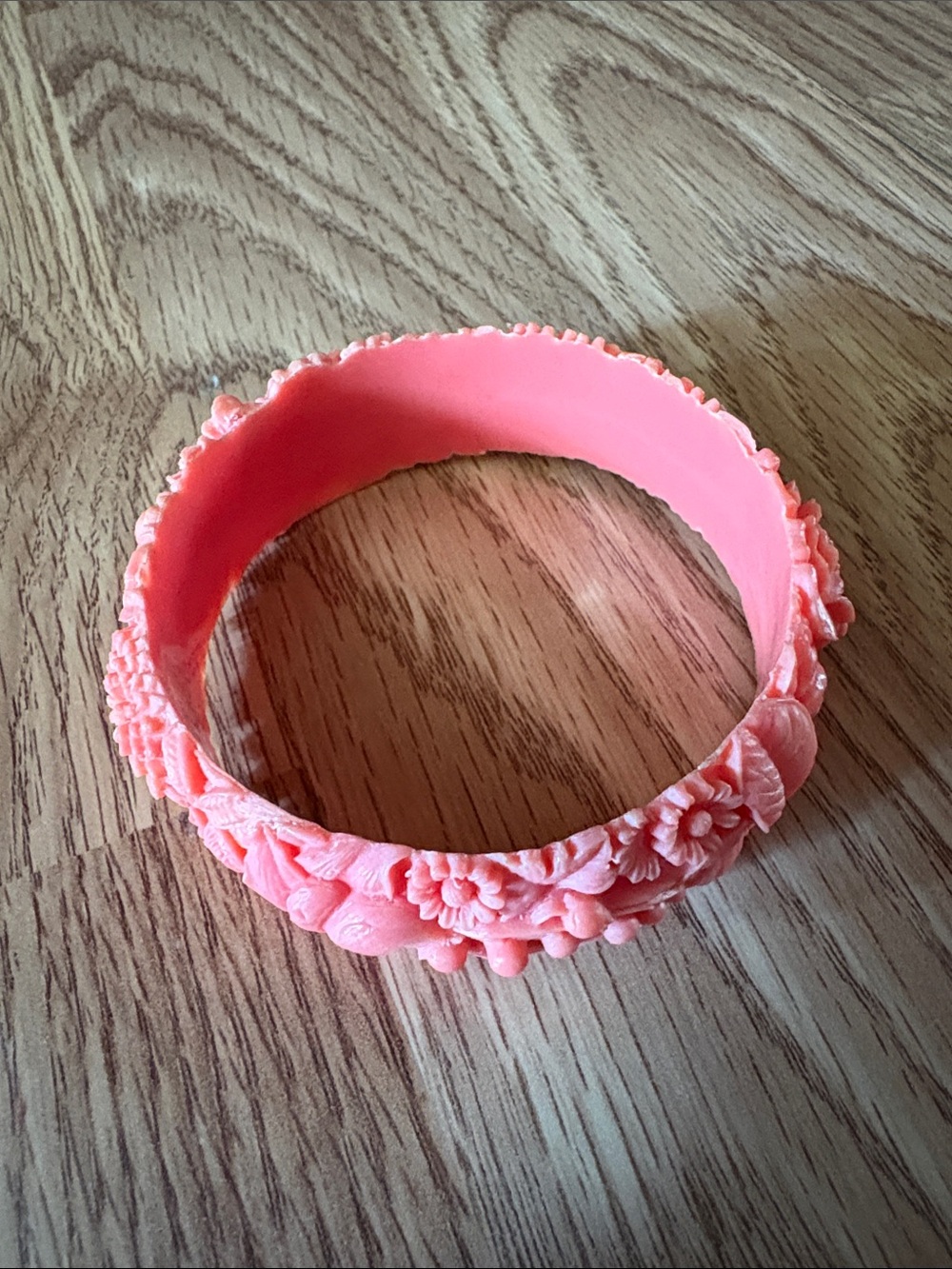 VINTAGE CORAL DETAILED CARVED FLORAL RESIN BANGLE BRACELET - Picture 4 of 8